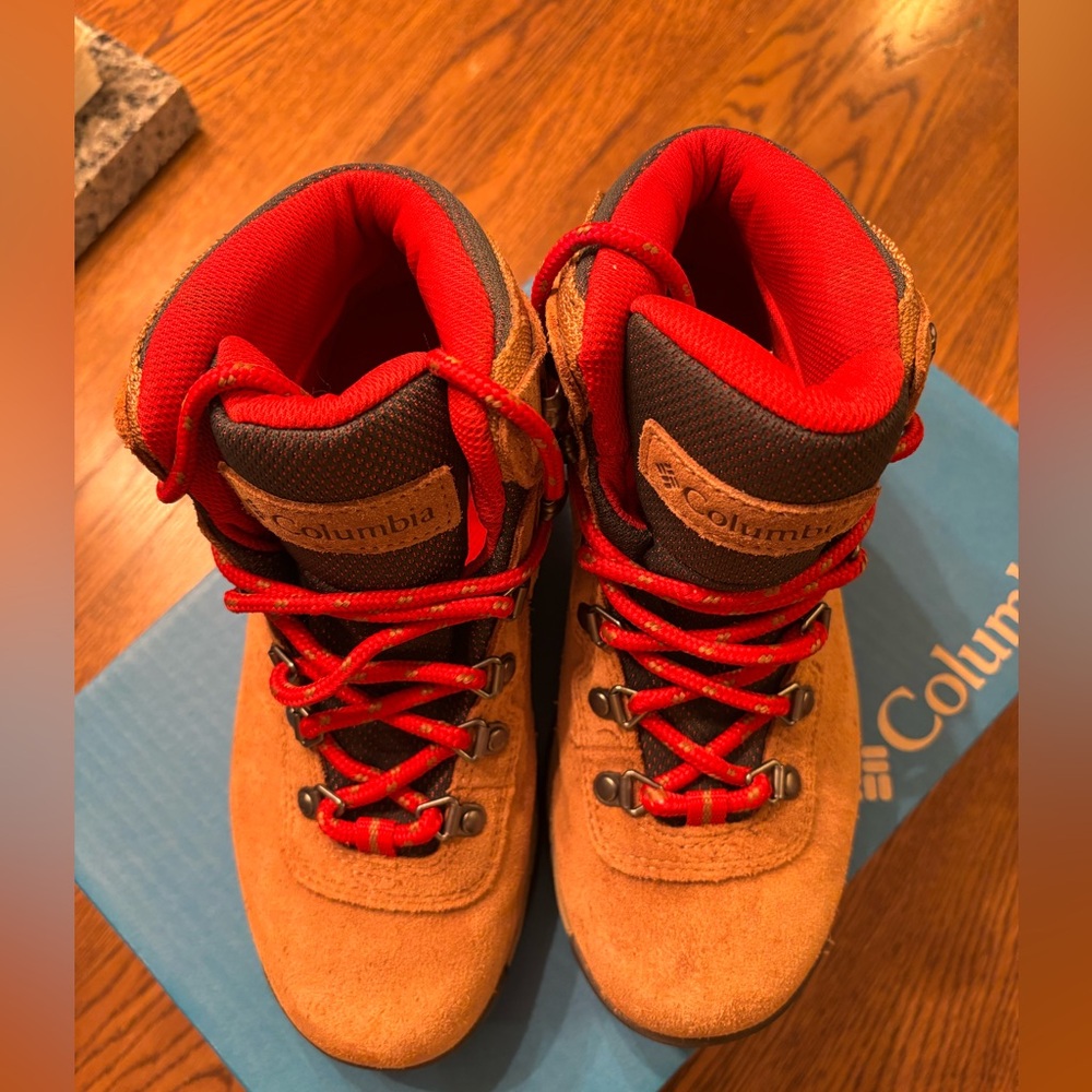 Women’s Columbia Newton Ridge Plus Waterproof Amped Boots, size 6.5 LIKE NEW!